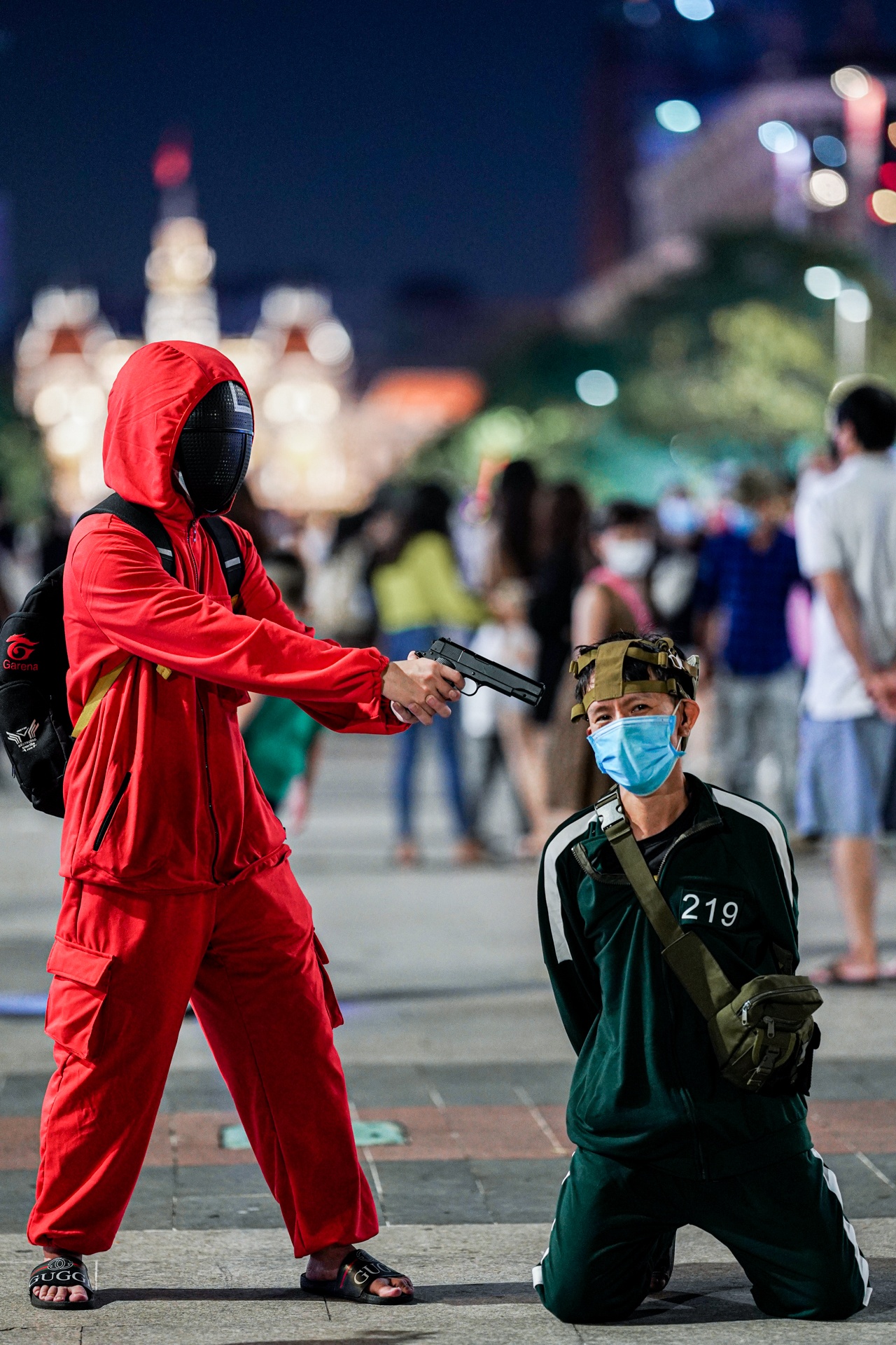 Giới trẻ TP.HCM hóa trang thành nhân vật 'Squid Game' chơi Halloween ảnh 3 Gioi tre TP.HCM hoa trang thanh nhan vat 'Squid Game' choi Halloween anh 3