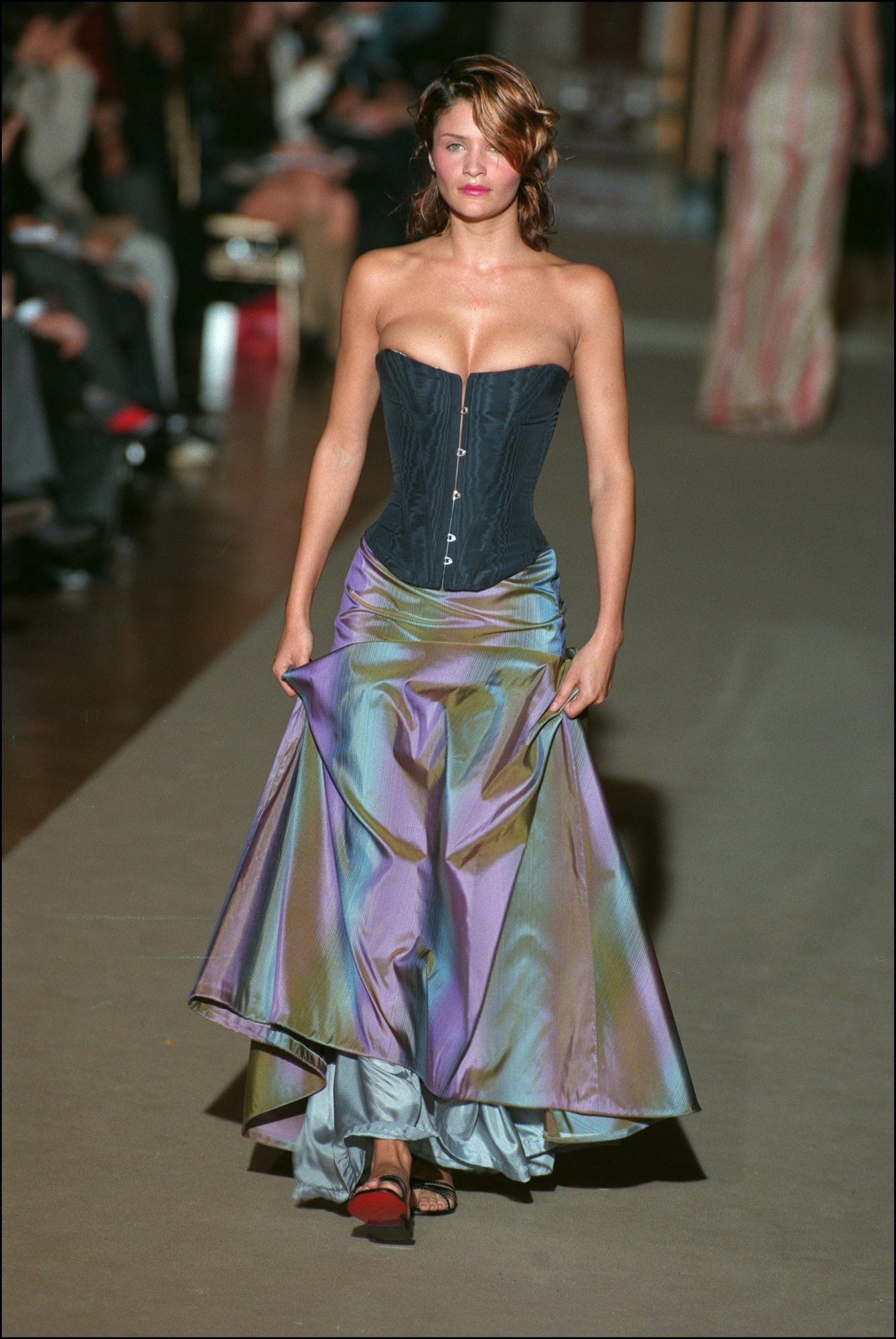 Lịch sử gây tranh cãi của corset ảnh 2 Lich su gay tranh cai cua corset anh 2