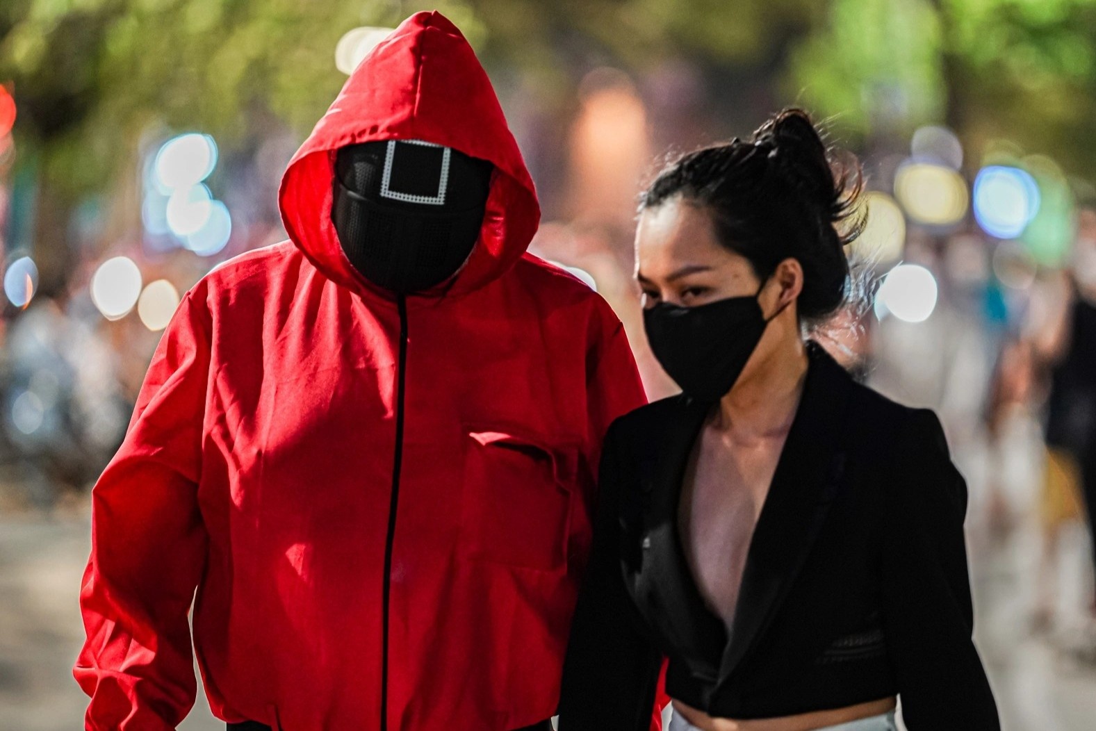 Gioi tre TP.HCM hoa trang thanh nhan vat 'Squid Game' choi Halloween hinh anh