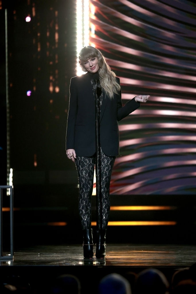 Taylor Swift khoe dang voi bodysuit anh 2