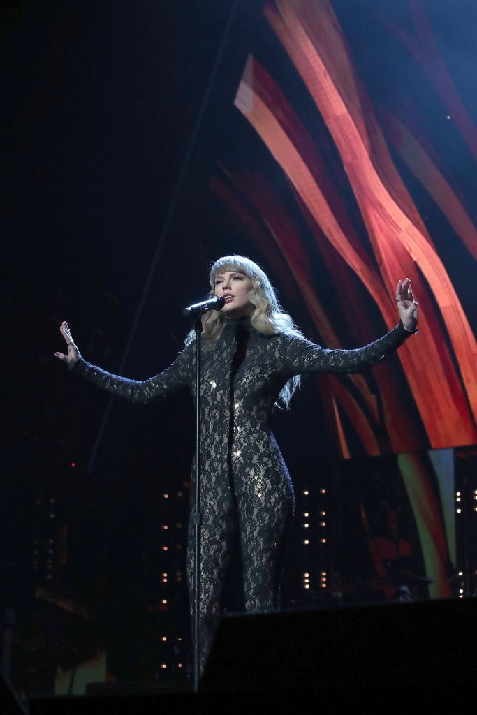 Taylor Swift khoe dang voi bodysuit anh 7