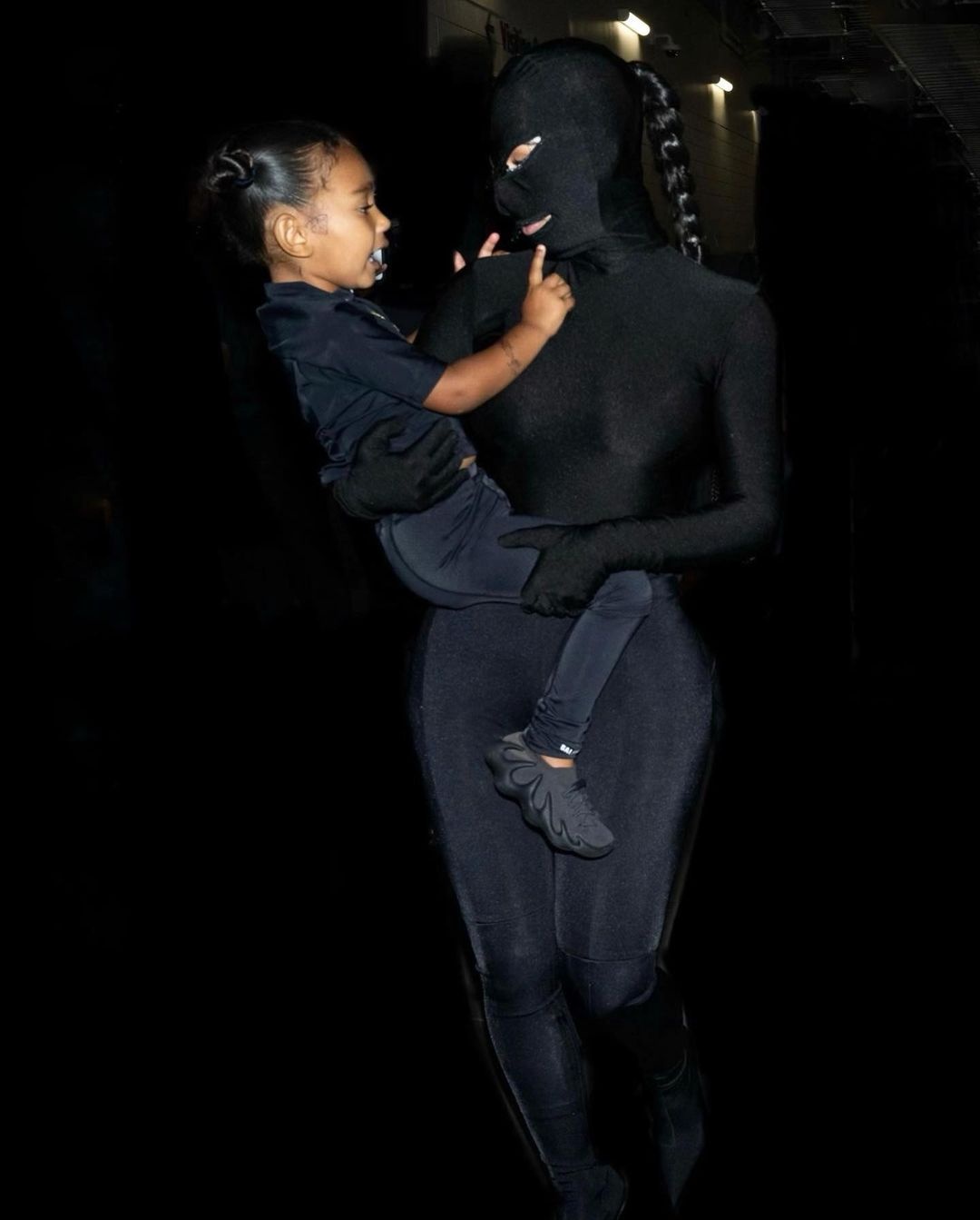 Kim Kardashian khong the tho vi trang phuc bo sat anh 9