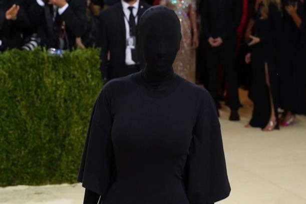 Trang phuc khong thuc te cua Kim Kardashian hinh anh