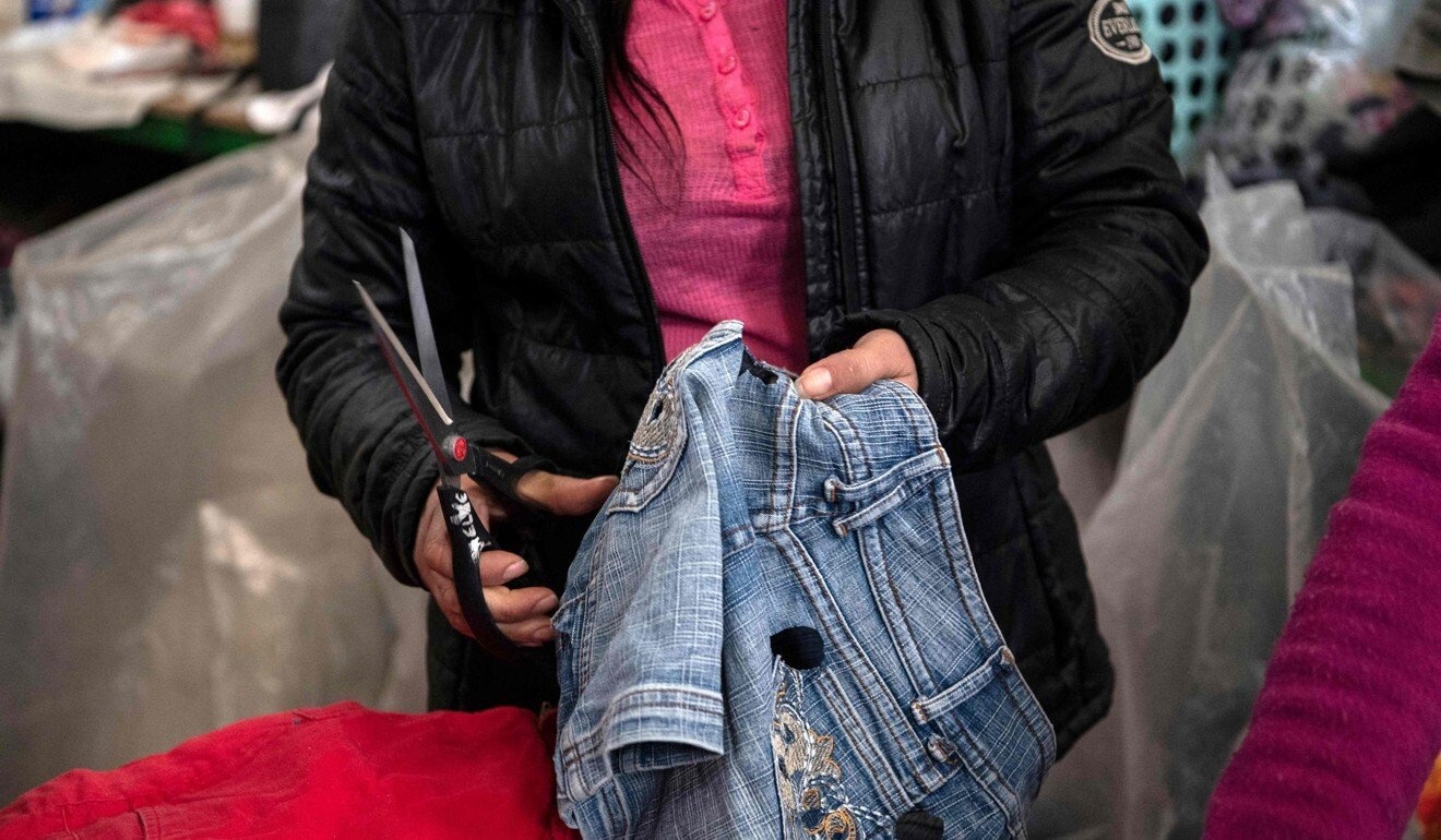 Quan ao cu,  khong ban duoc bi vut di dau anh 2