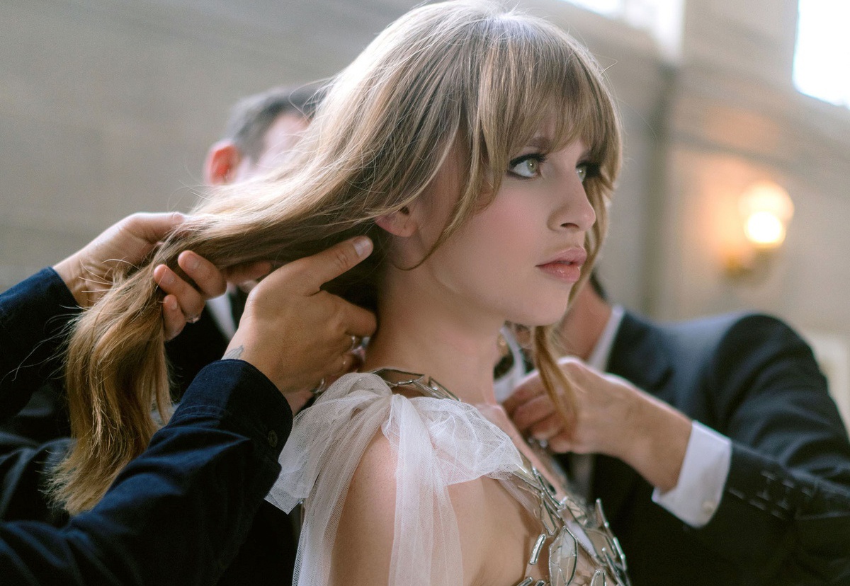 Vay cuoi lam tu guong vo cua chau gai ty phu dau mo hinh anh