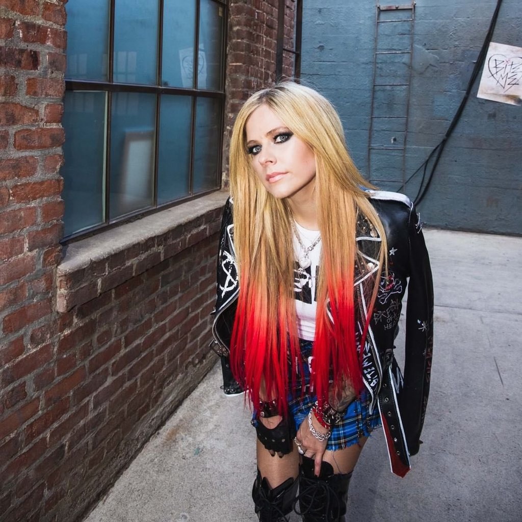 Phong cach cua Avril Lavigne khong thay doi sau 20 nam anh 5