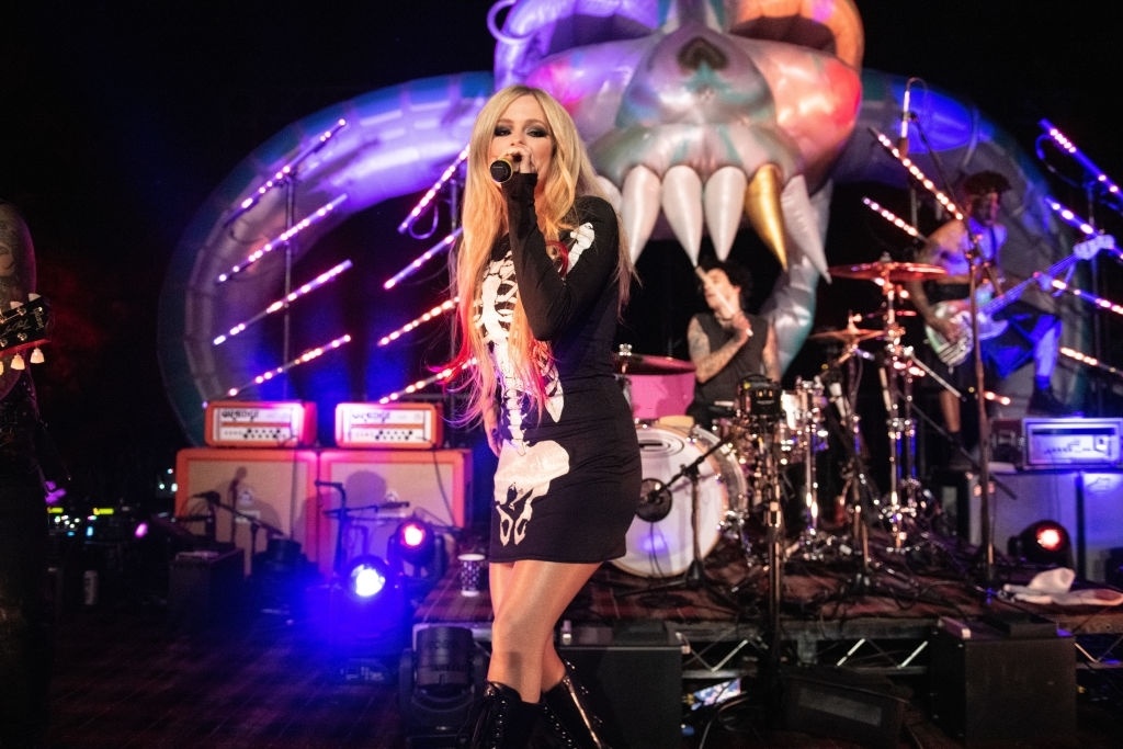 Phong cach cua Avril Lavigne khong thay doi sau 20 nam anh 7