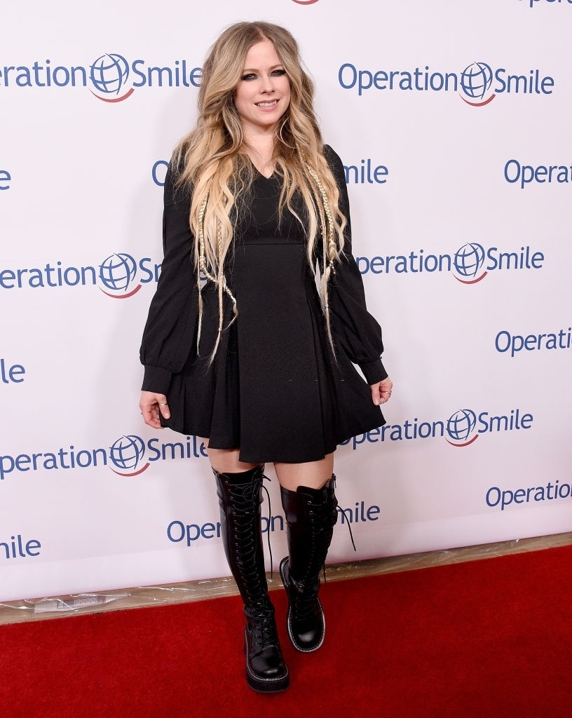 Phong cach cua Avril Lavigne khong thay doi sau 20 nam anh 16