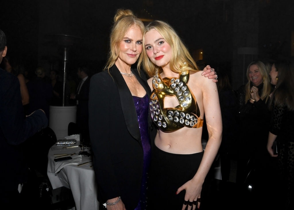 Elle Fanning dien ao crop top kim loai anh 1