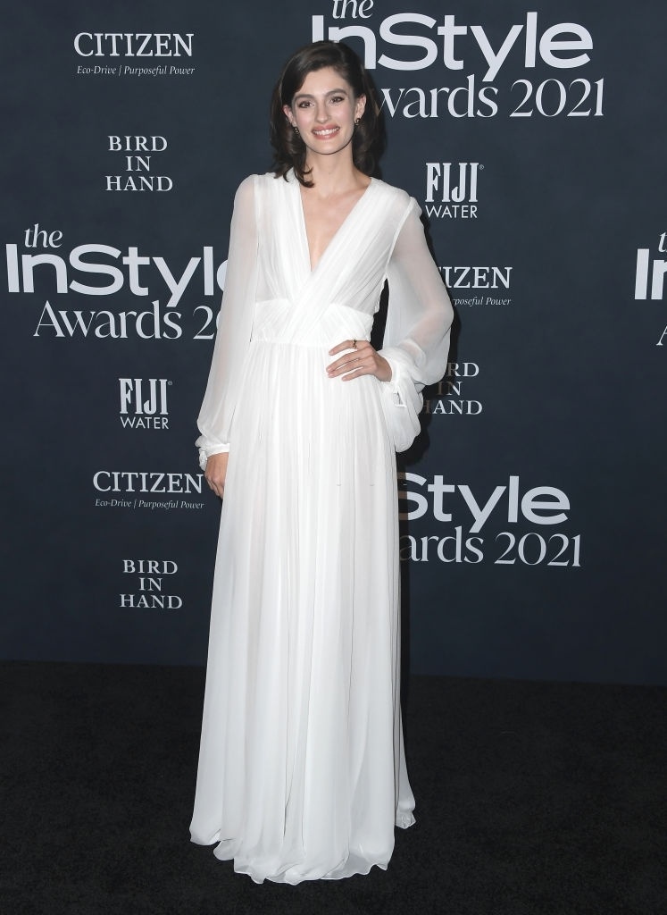 Elle Fanning dien ao crop top kim loai anh 17