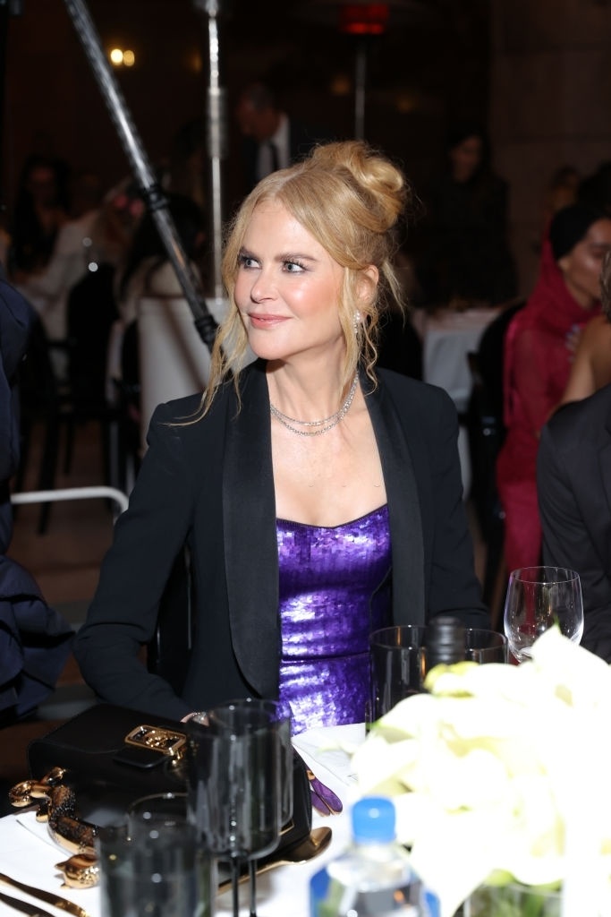 Elle Fanning dien ao crop top kim loai anh 11