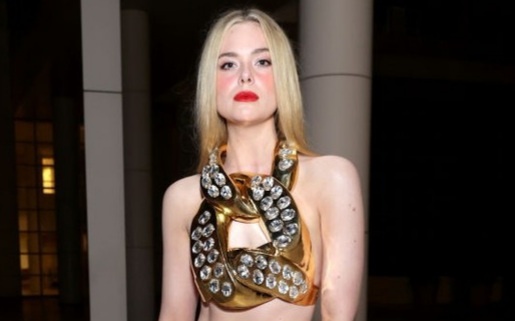 Elle Fanning noi bat voi crop top kim loai tren tham do hinh anh