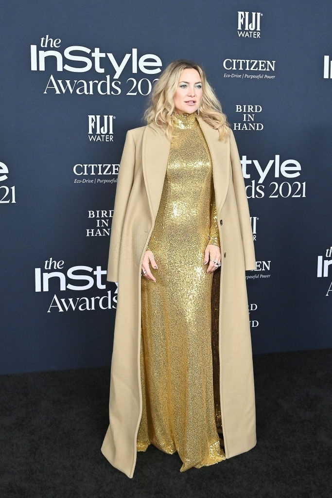 Elle Fanning dien ao crop top kim loai anh 13