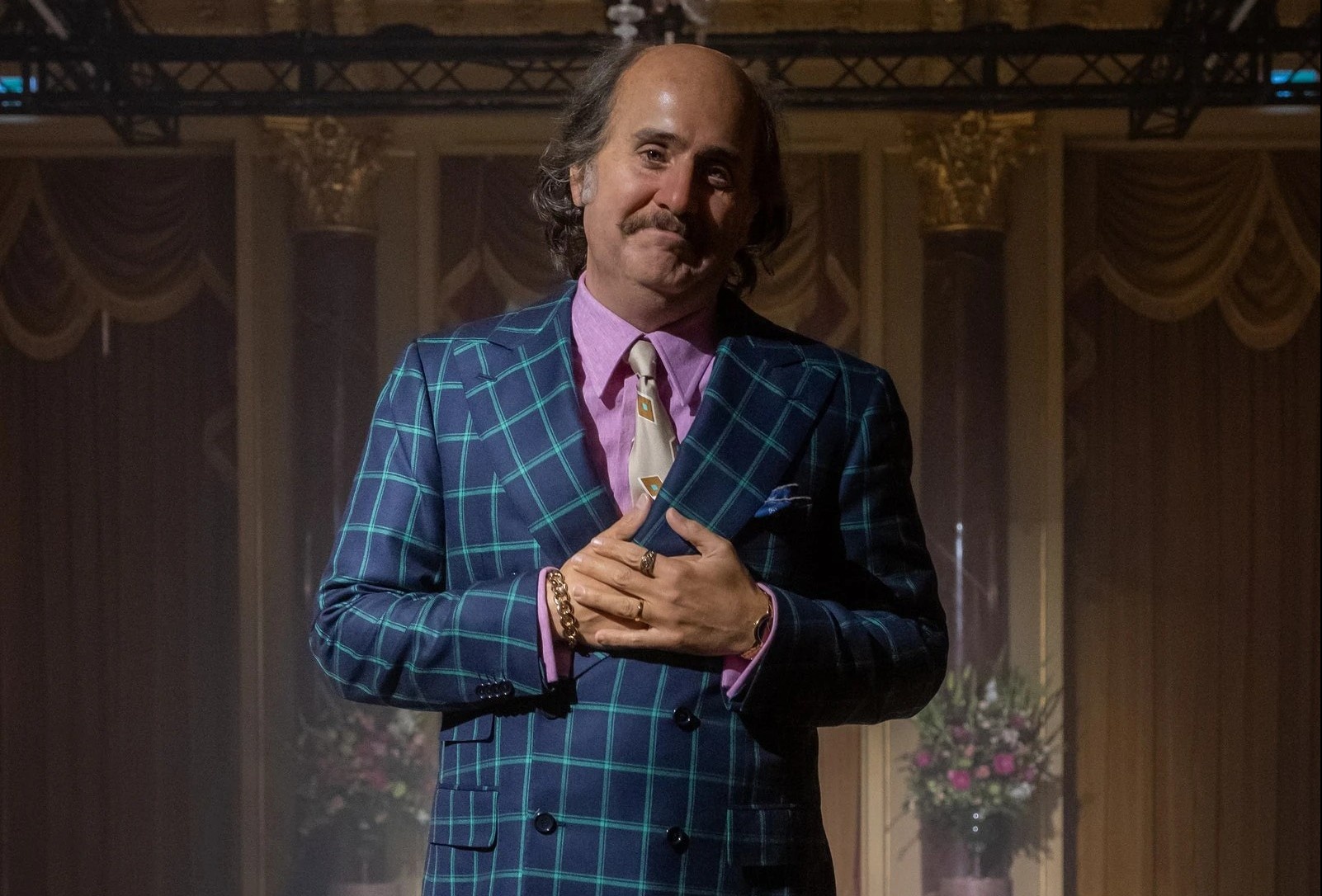 Phia sau bo suit trong phim 'House of Gucci' anh 6