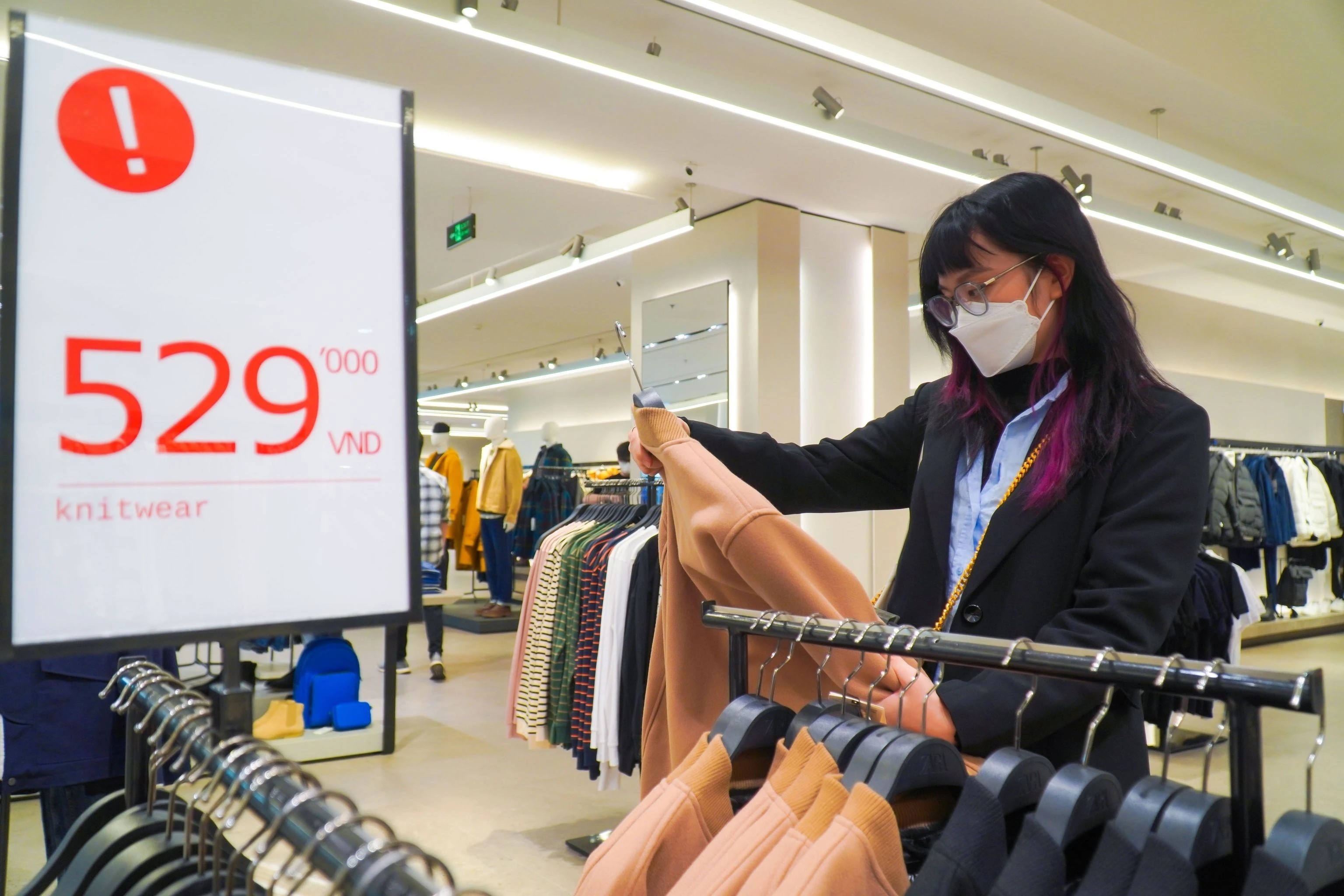 Khong khi mua sam am dam o Ha Noi trong ngay Black Friday hinh anh