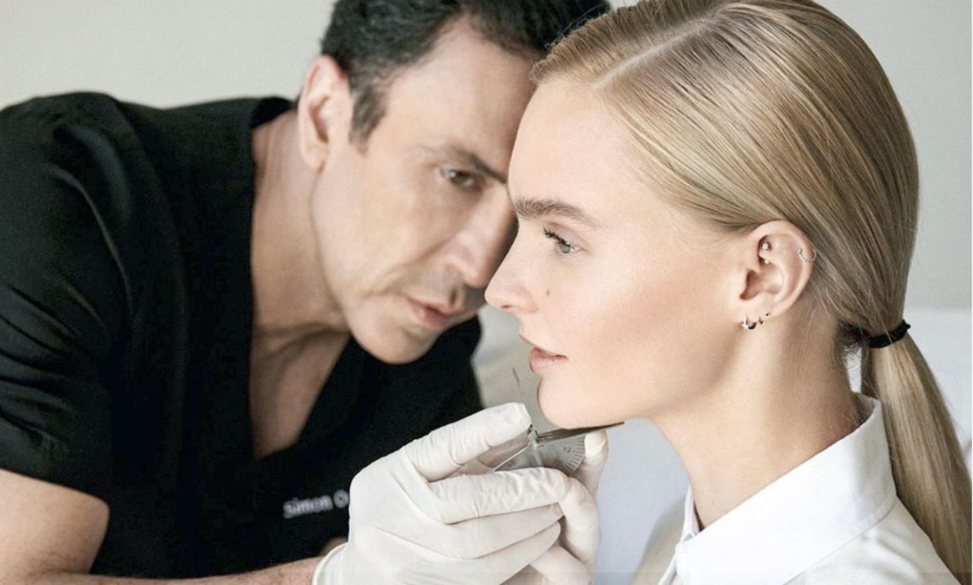 Nguoi giup nghe si thay doi ngoai hinh hinh anh