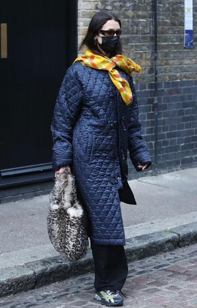 Mot mac ao khoac chan bong anh 12