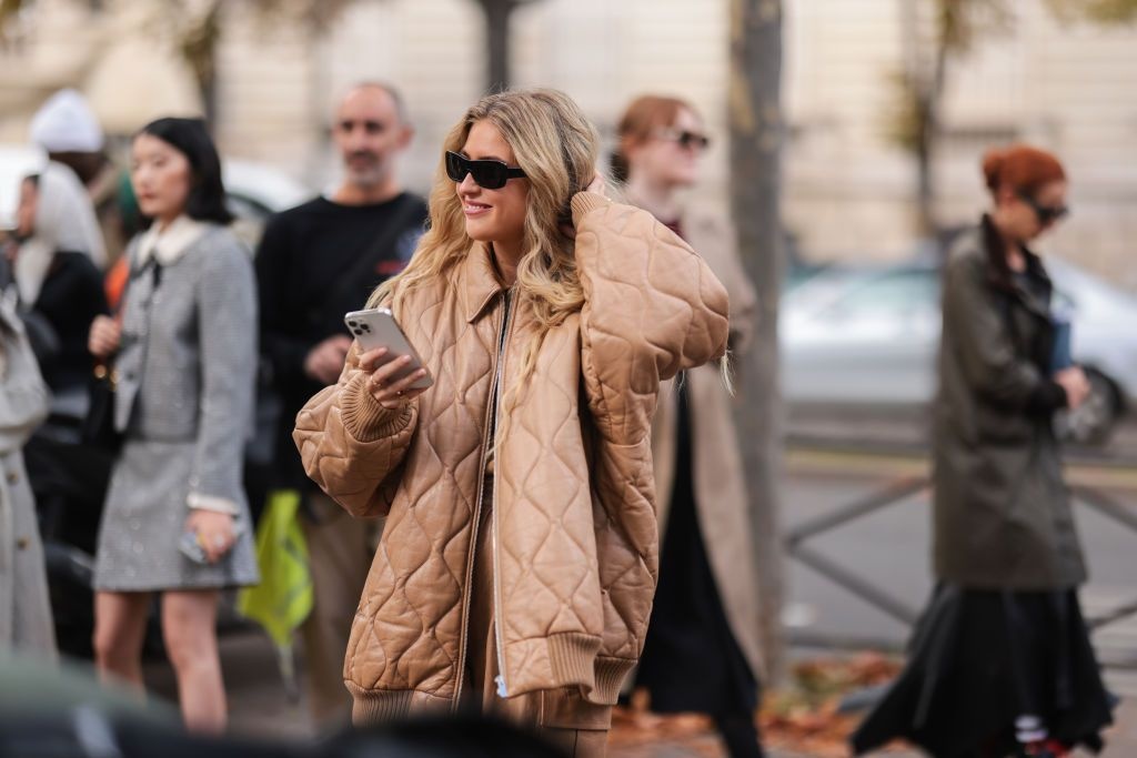 Mot mac ao khoac chan bong anh 1