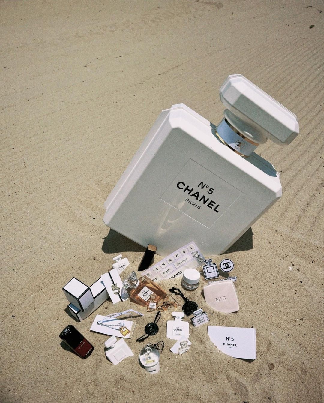 Bộ lịch 825 USD của Chanel bị tố không xứng tiền ảnh 4 Bo lich 825 USD cua Chanel bi to khong xung tien anh 4