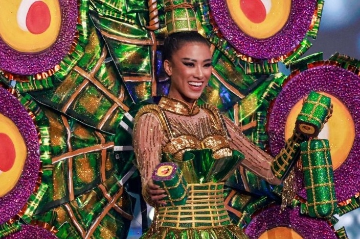 Kim Duyen mac vay banh tet nang hon 30 kg tai Miss Universe 2021 hinh anh