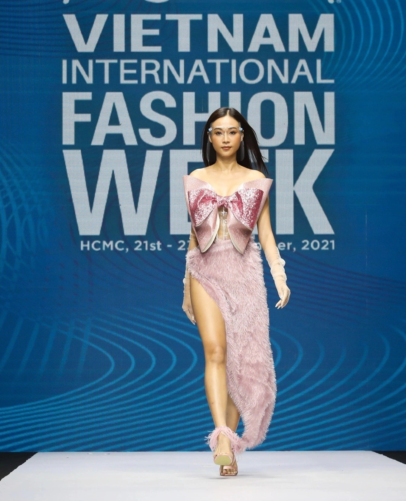 Aquafina Tuan le Thoi trang Quoc te Viet Nam 2021 anh 15