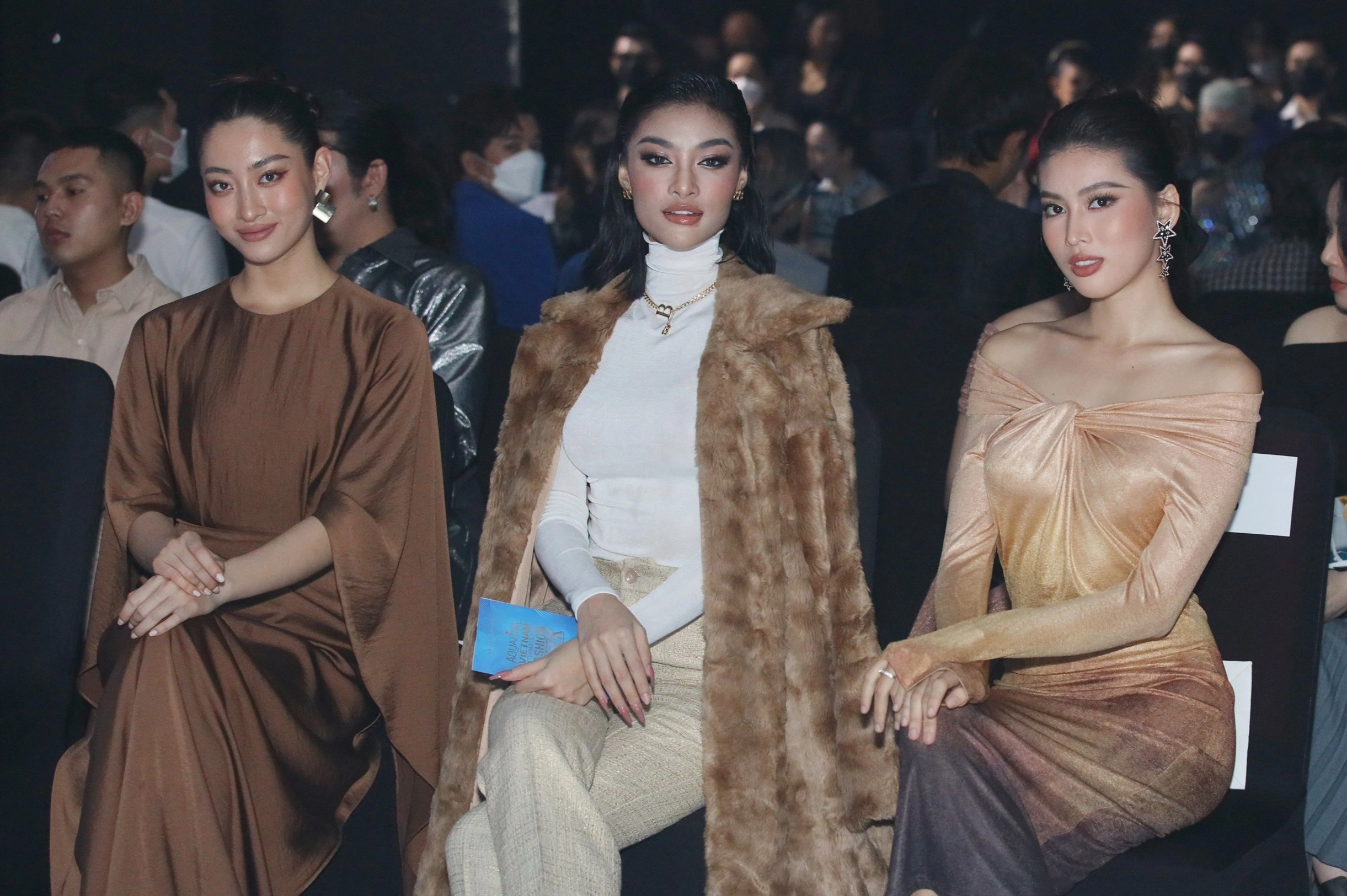 Dan hoa hau, a hau ngoi hang ghe dau trong show thoi trang hinh anh