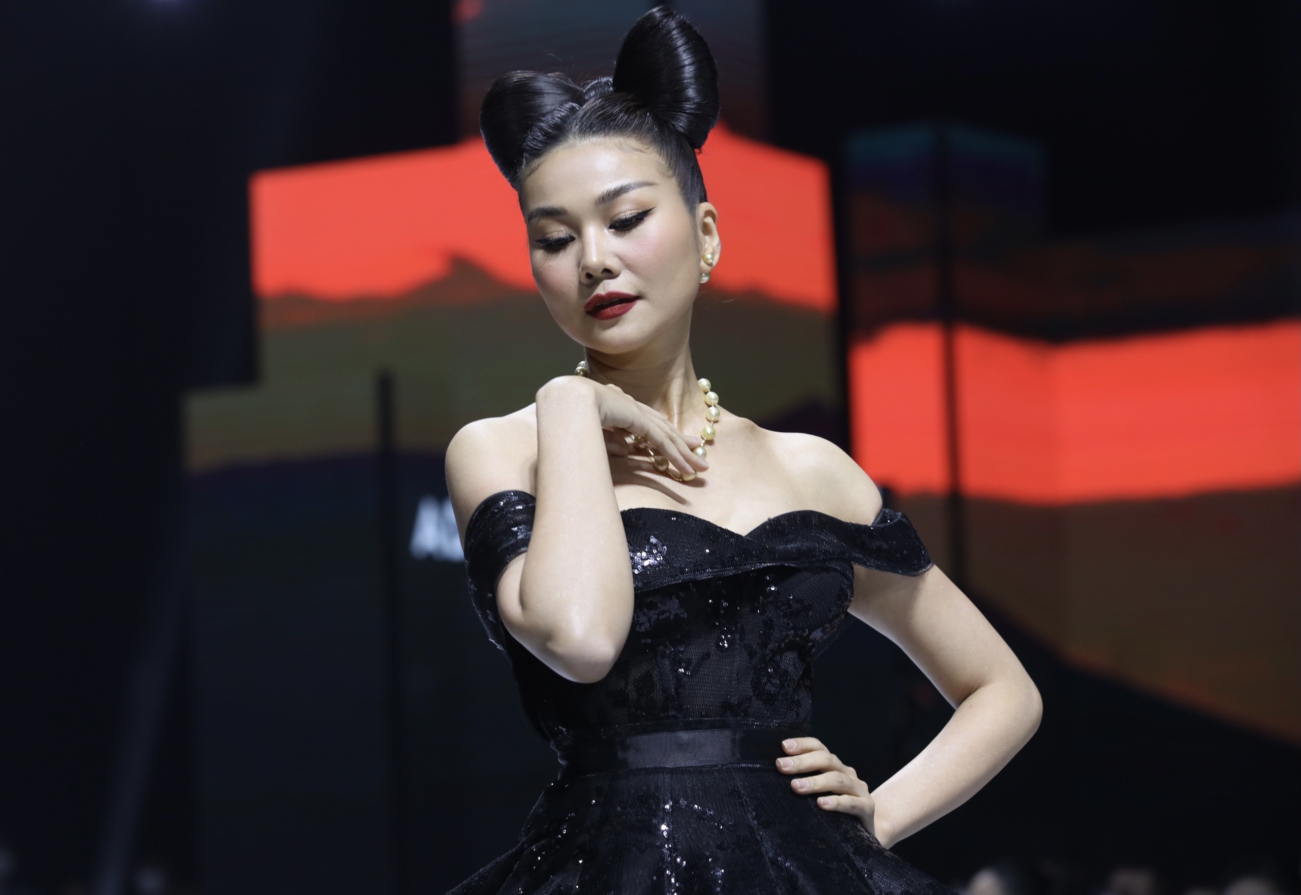 Thanh Hang dien mo man Aquafina Tuan le Thoi trang Quoc te Viet Nam hinh anh