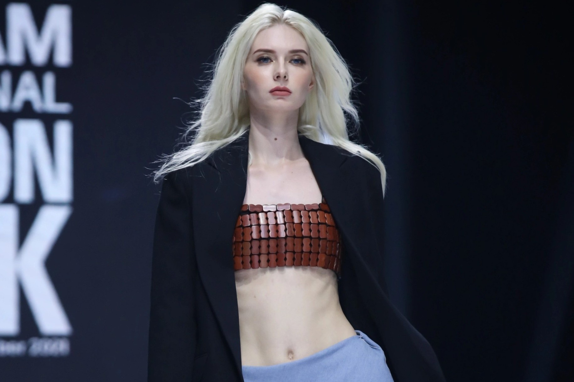 Mau Tay dien crop top hoa tiet chieu truc tren san thoi trang hinh anh