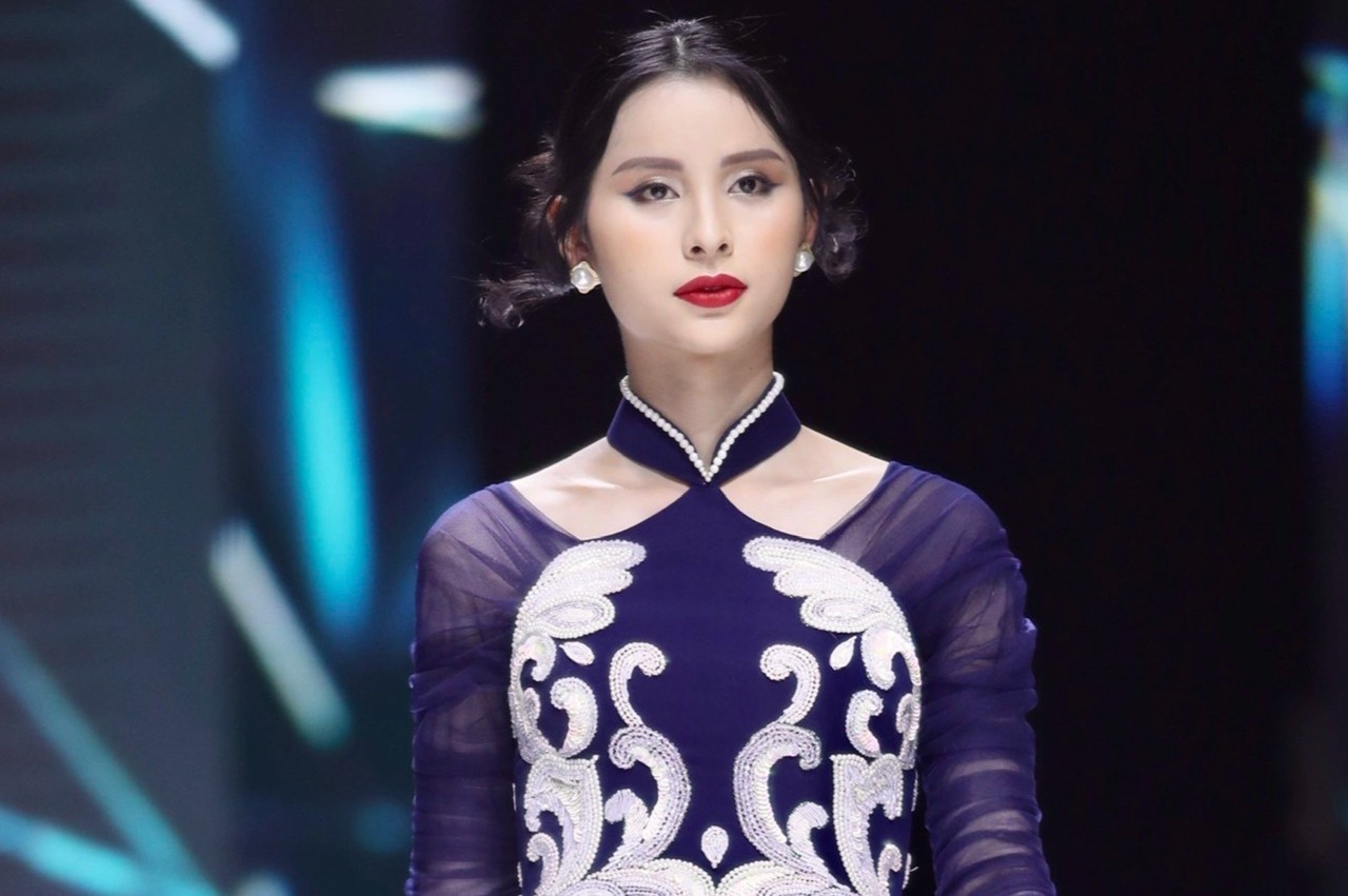 Ao dai co chi tiet cat xe, xuyen thau xuat hien tren san dien hinh anh