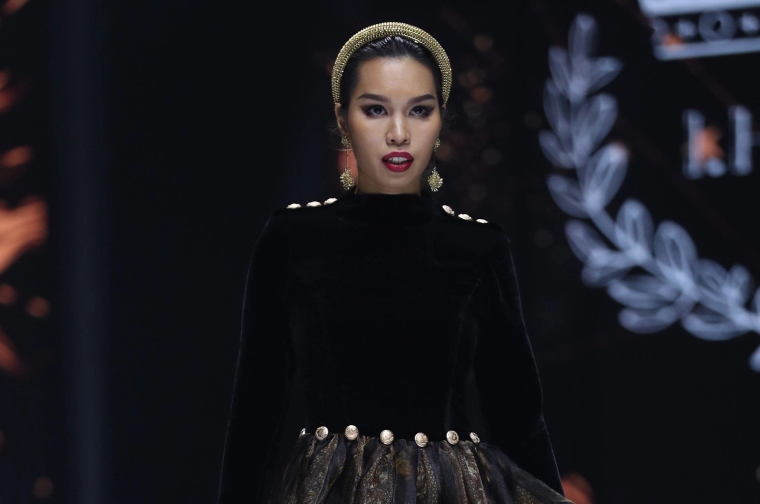 Ha Anh dien dau trong show thoi trang hinh anh