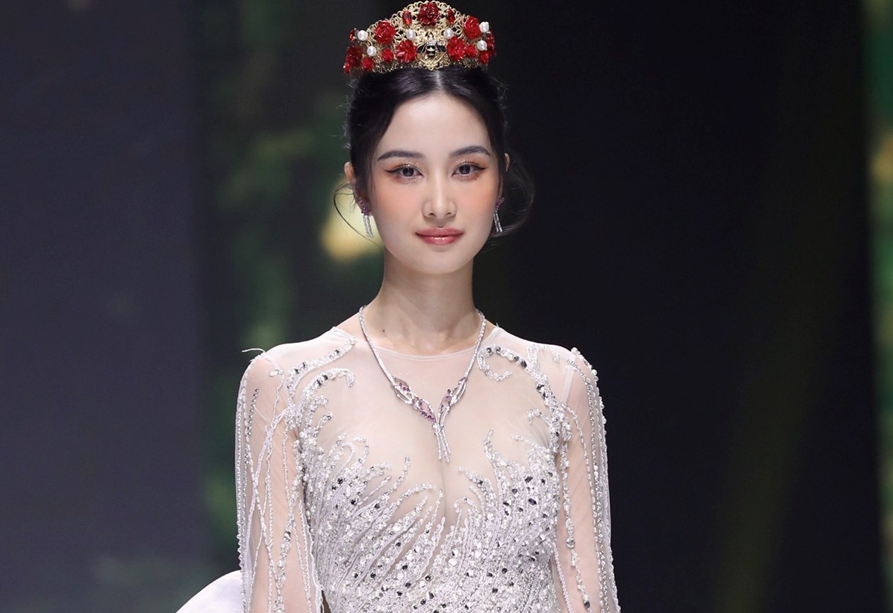 Jun Vu va dan nguoi dep dien dam xuyen thau tren san dien hinh anh