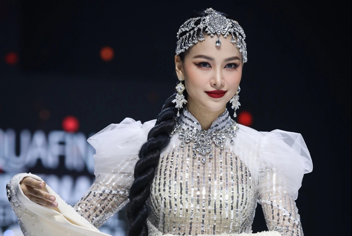 Hoa hau Phuong Khanh va dan sao trinh dien ao dai hinh anh