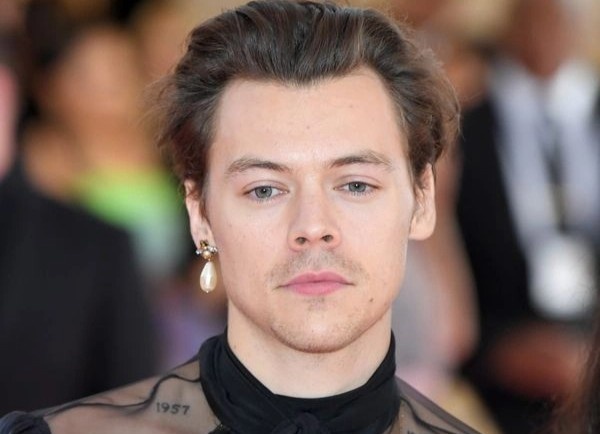 Xu huong nam gioi deo khuyen tai hinh anh