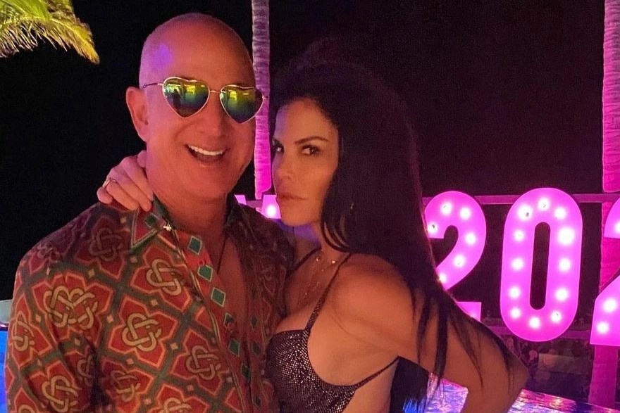 Ty phu Jeff Bezos bi phan doi vi thay doi gu thoi trang hinh anh