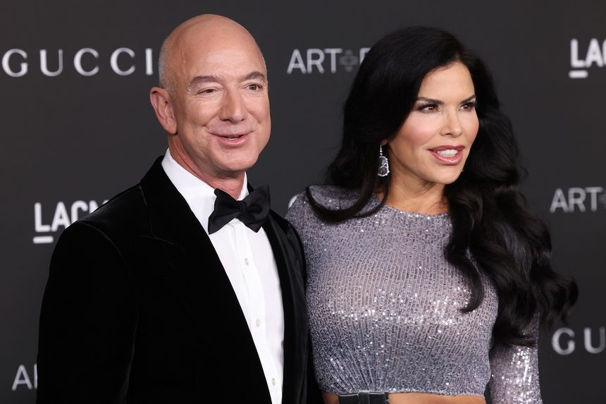 Jeff Bezos sử dụng thời trang để nổi tiếng ảnh 3 Jeff Bezos su dung thoi trang de noi tieng anh 3