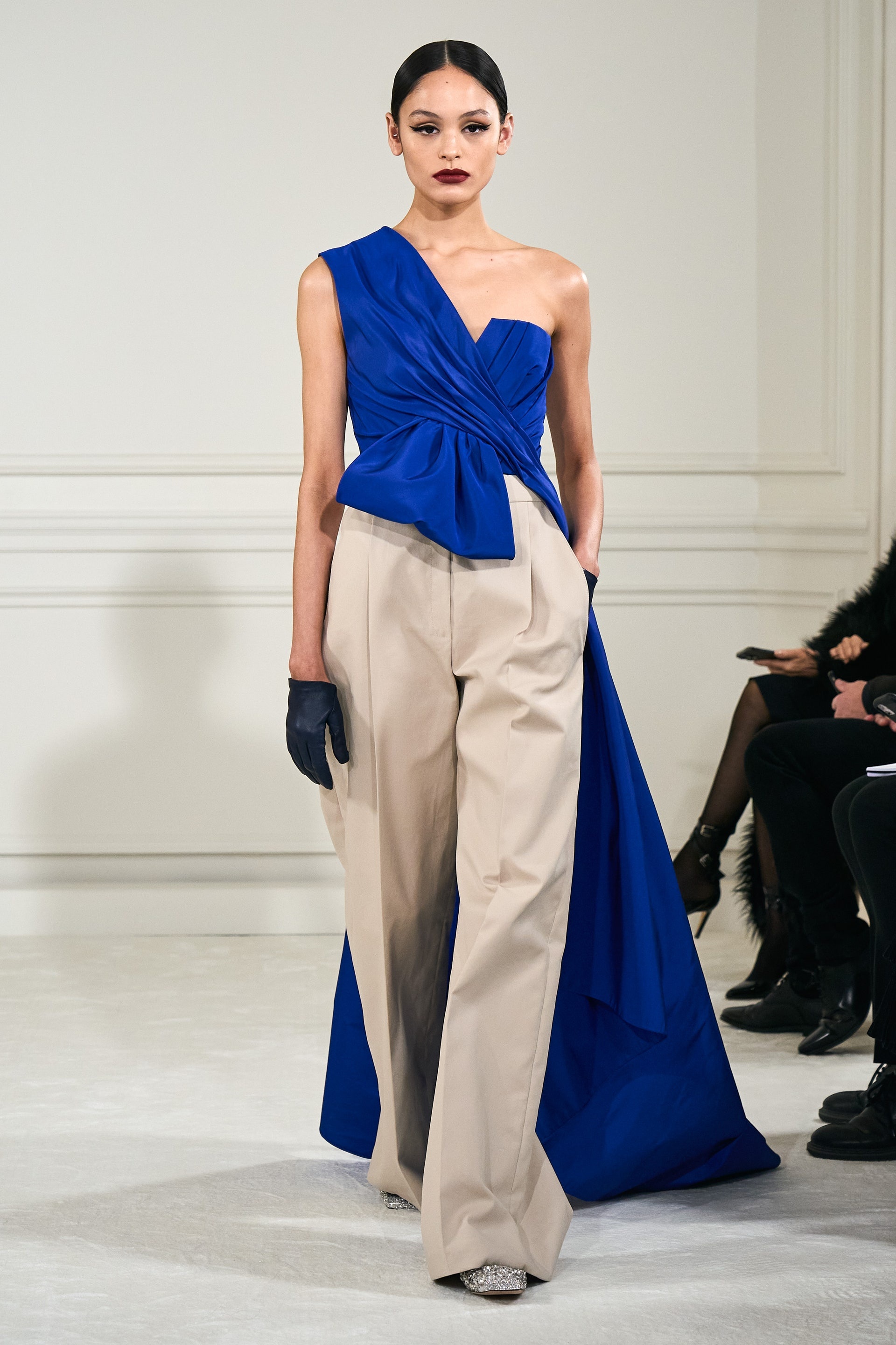 Show dien thoi trang pha vo quy uoc anh 11