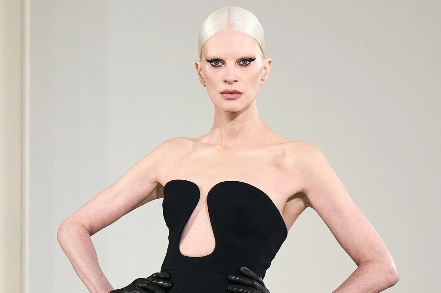 Show dien thoi trang pha vo quy uoc hinh anh