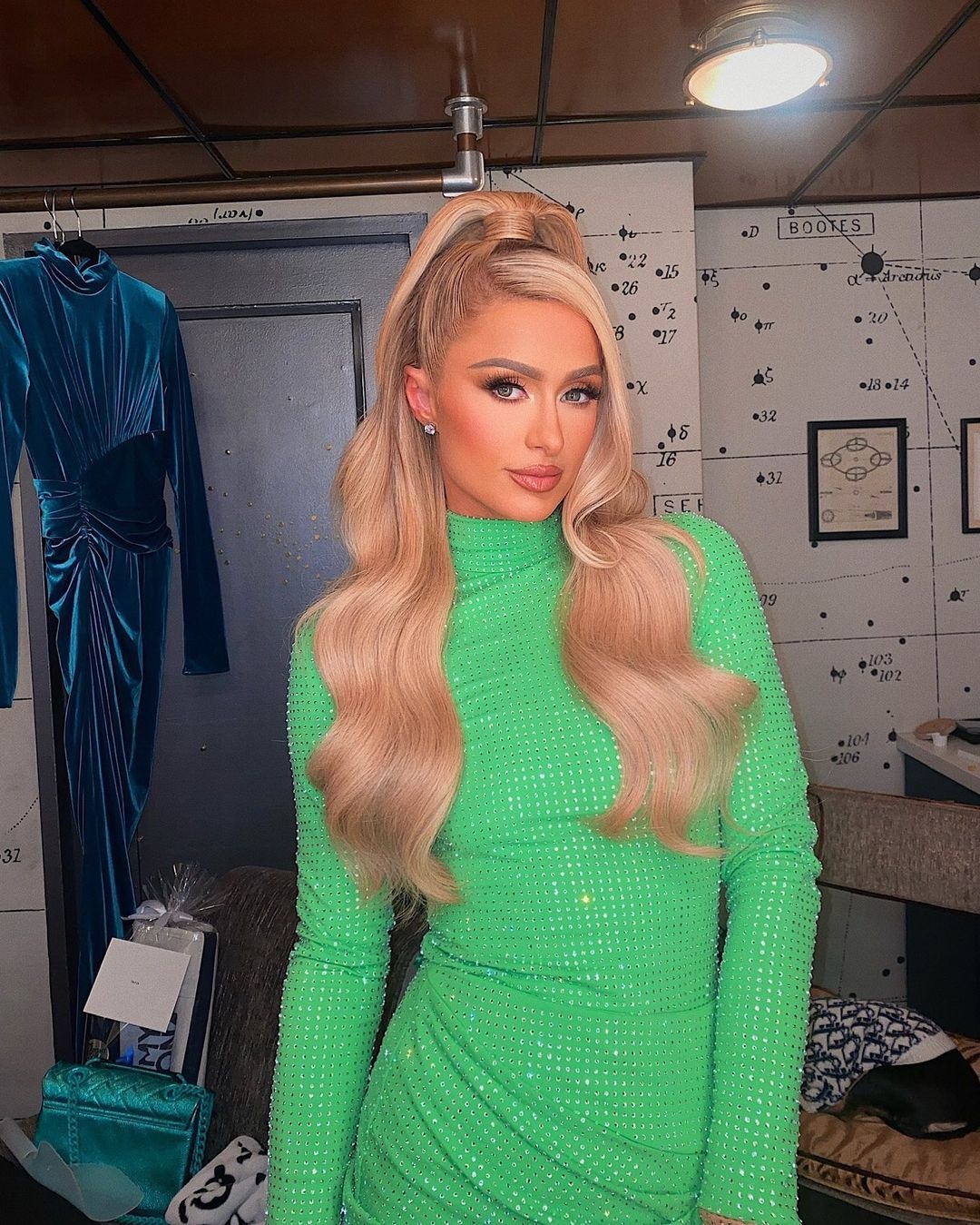 Paris Hilton đeo hai chiếc giày khác nhau ảnh 3 Paris Hilton deo hai chiec giay khac nhau anh 3