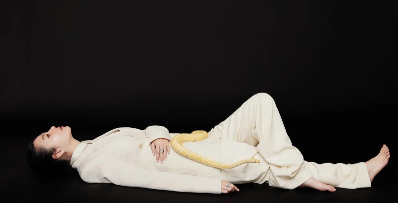 Con gai Khau Thuc Trinh len bia tap chi anh 4