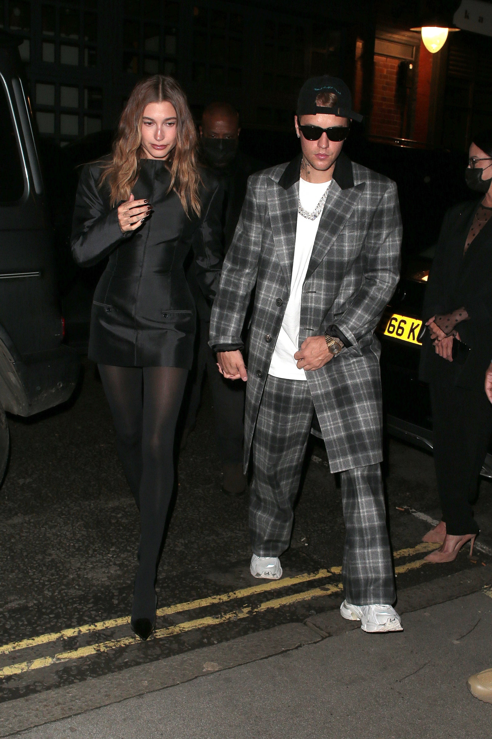 nghe si mac vay ngan khi di hen ho anh 4