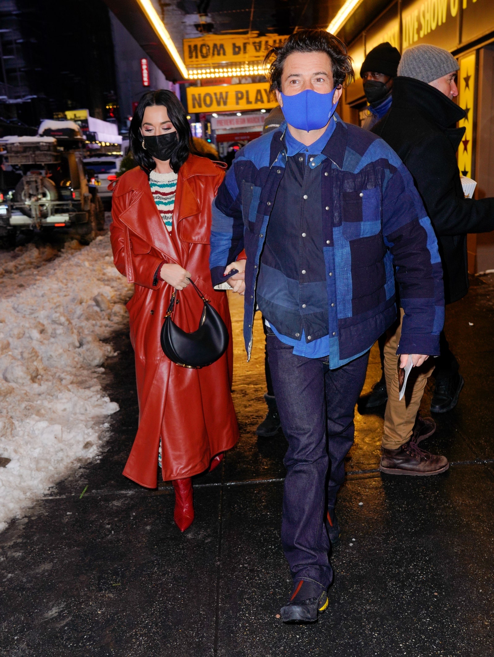 nghe si mac vay ngan khi di hen ho anh 5