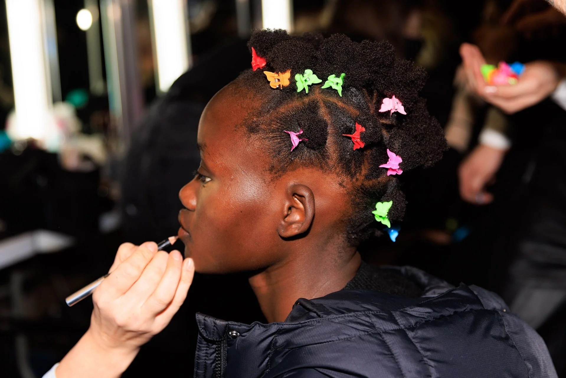 Canh hau truong show dien thoi trang anh 3