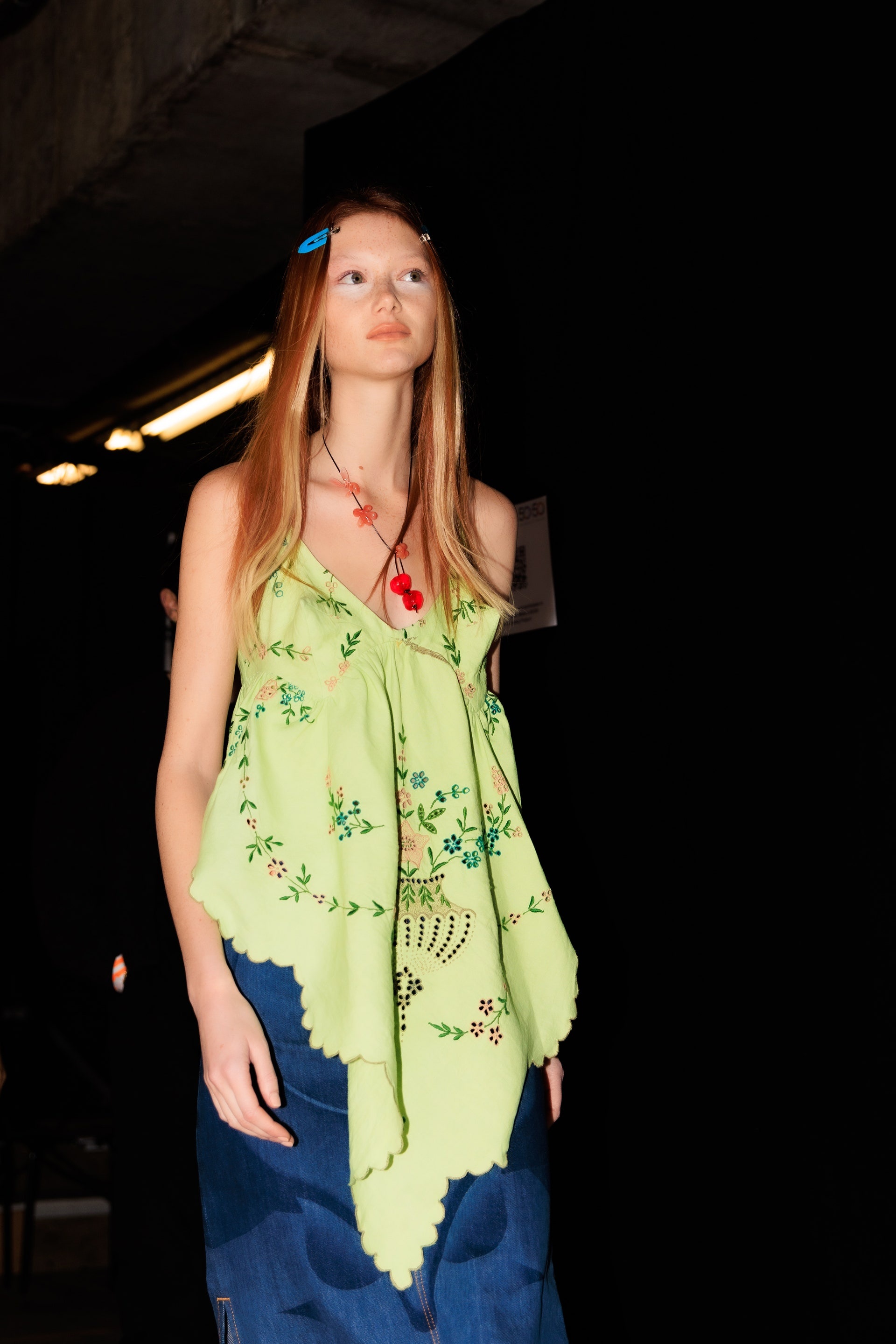 Canh hau truong show dien thoi trang anh 2