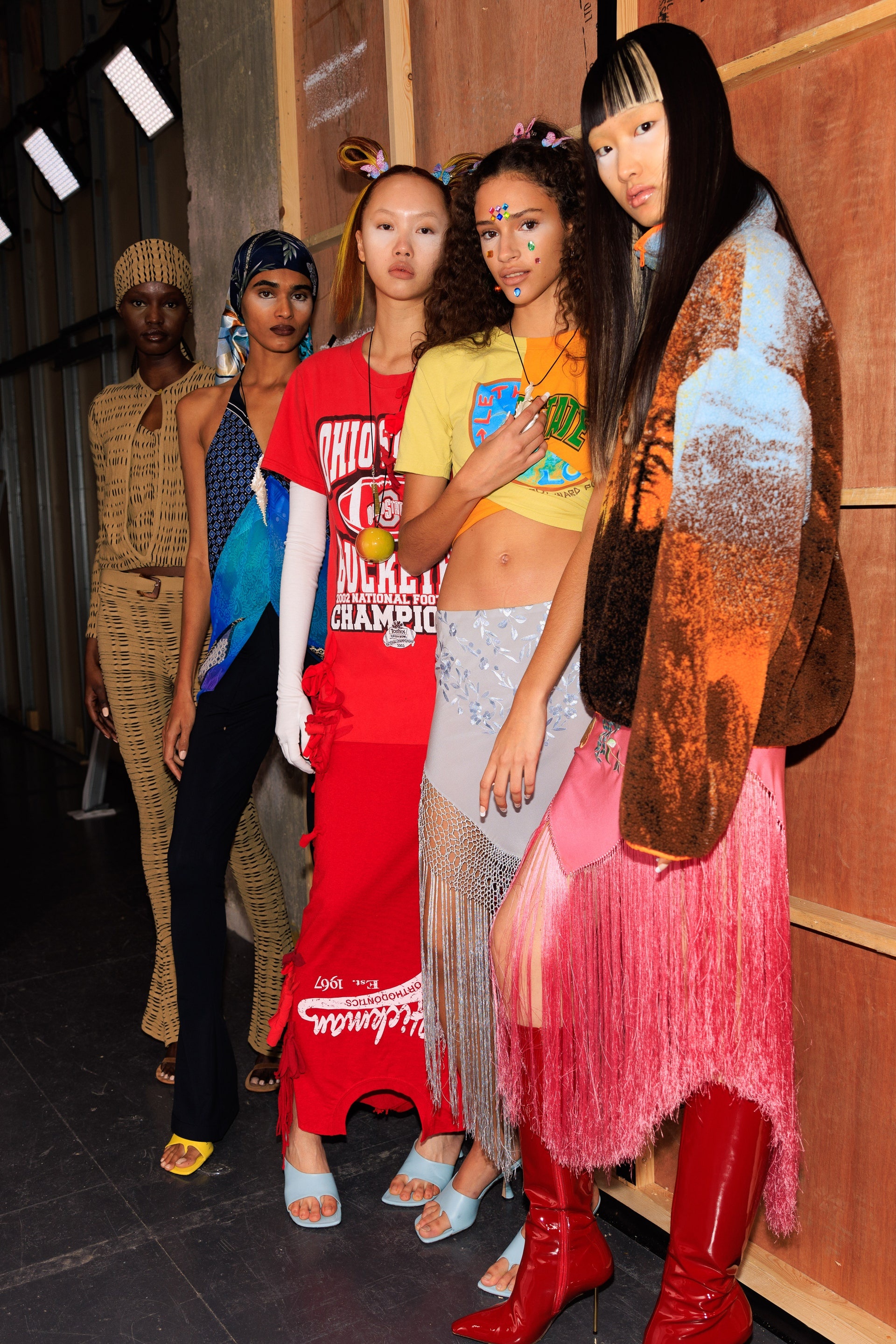 Canh hau truong show dien thoi trang anh 6