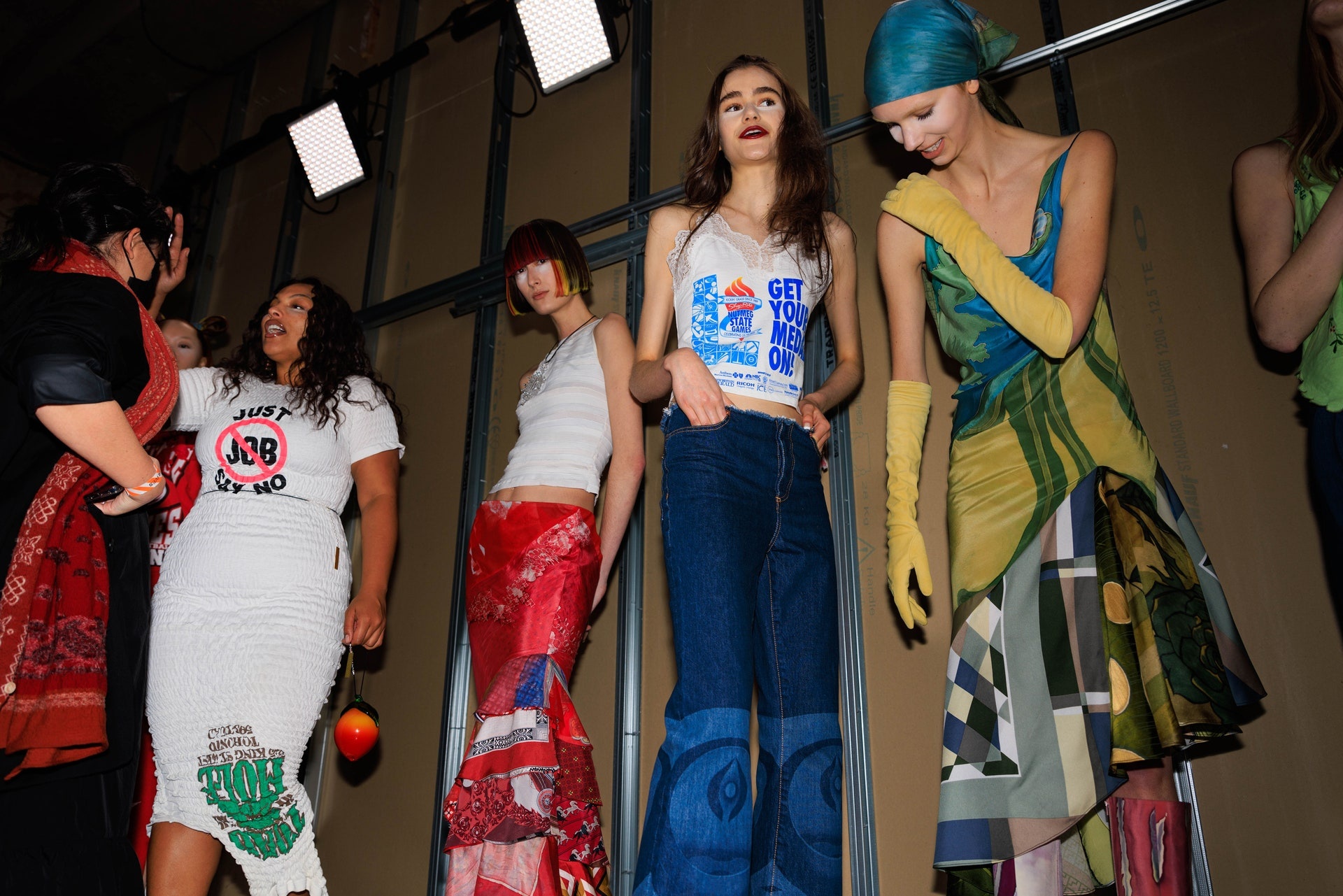 Canh hau truong show dien thoi trang anh 7