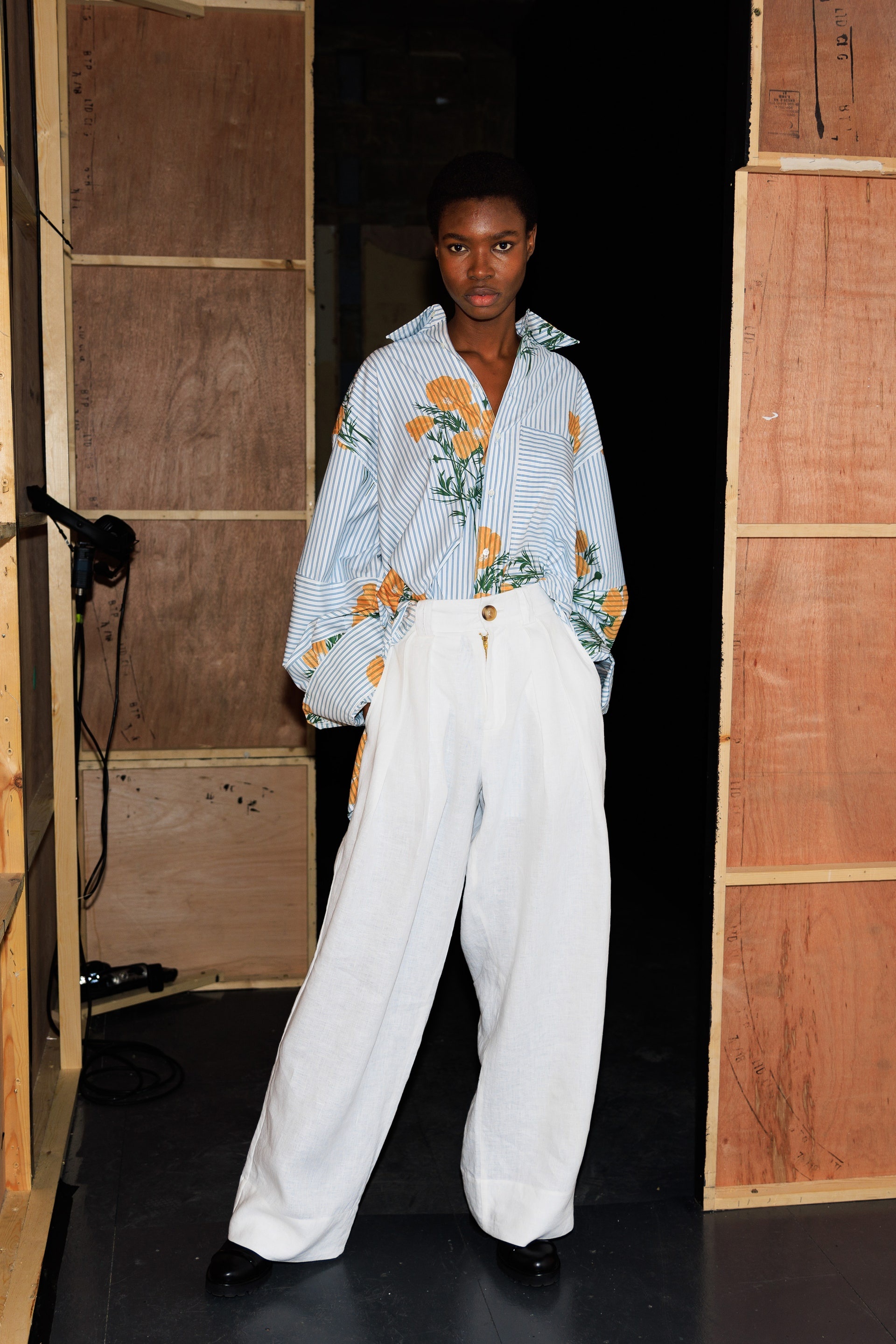 Canh hau truong show dien thoi trang anh 12