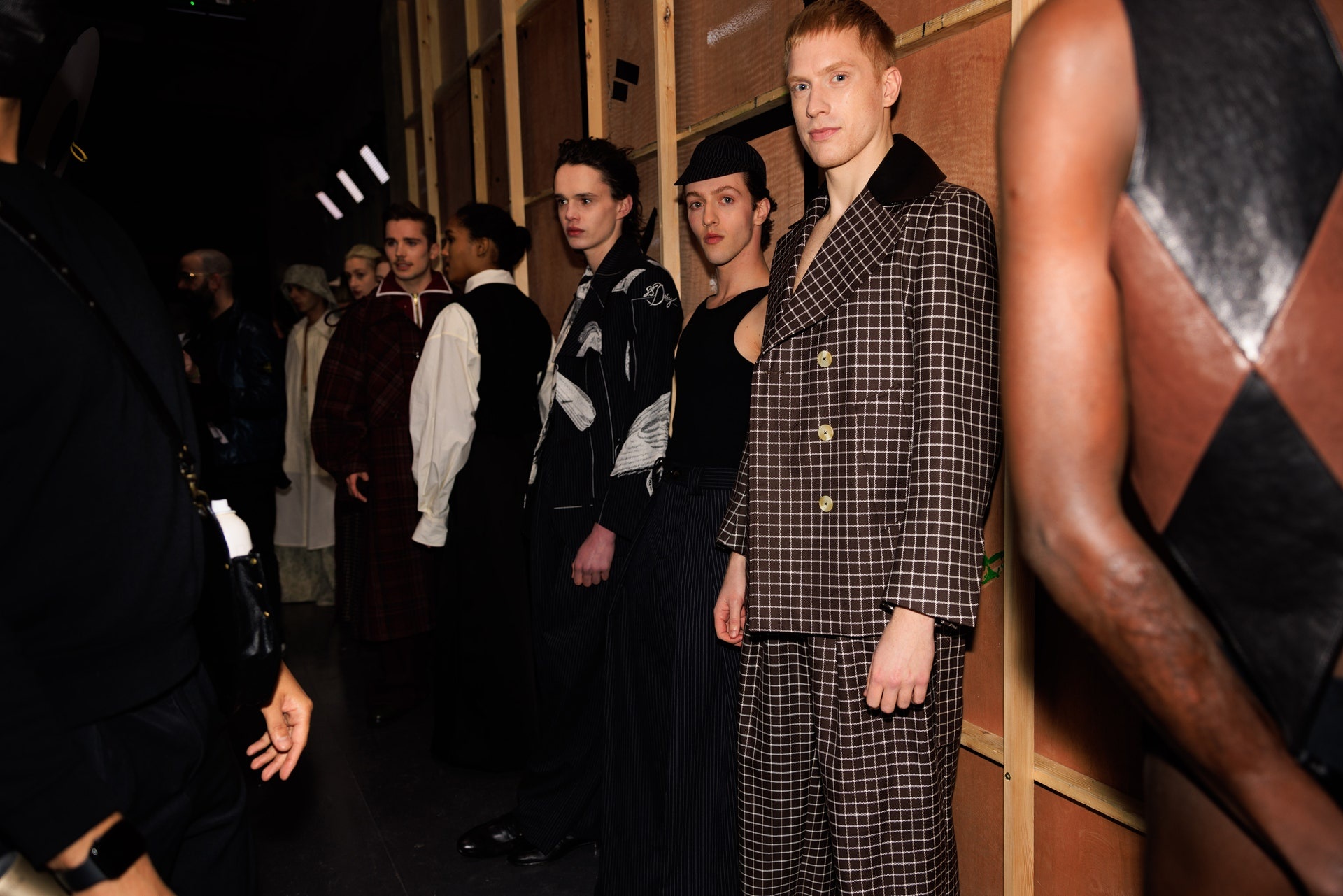 Canh hau truong show dien thoi trang anh 14