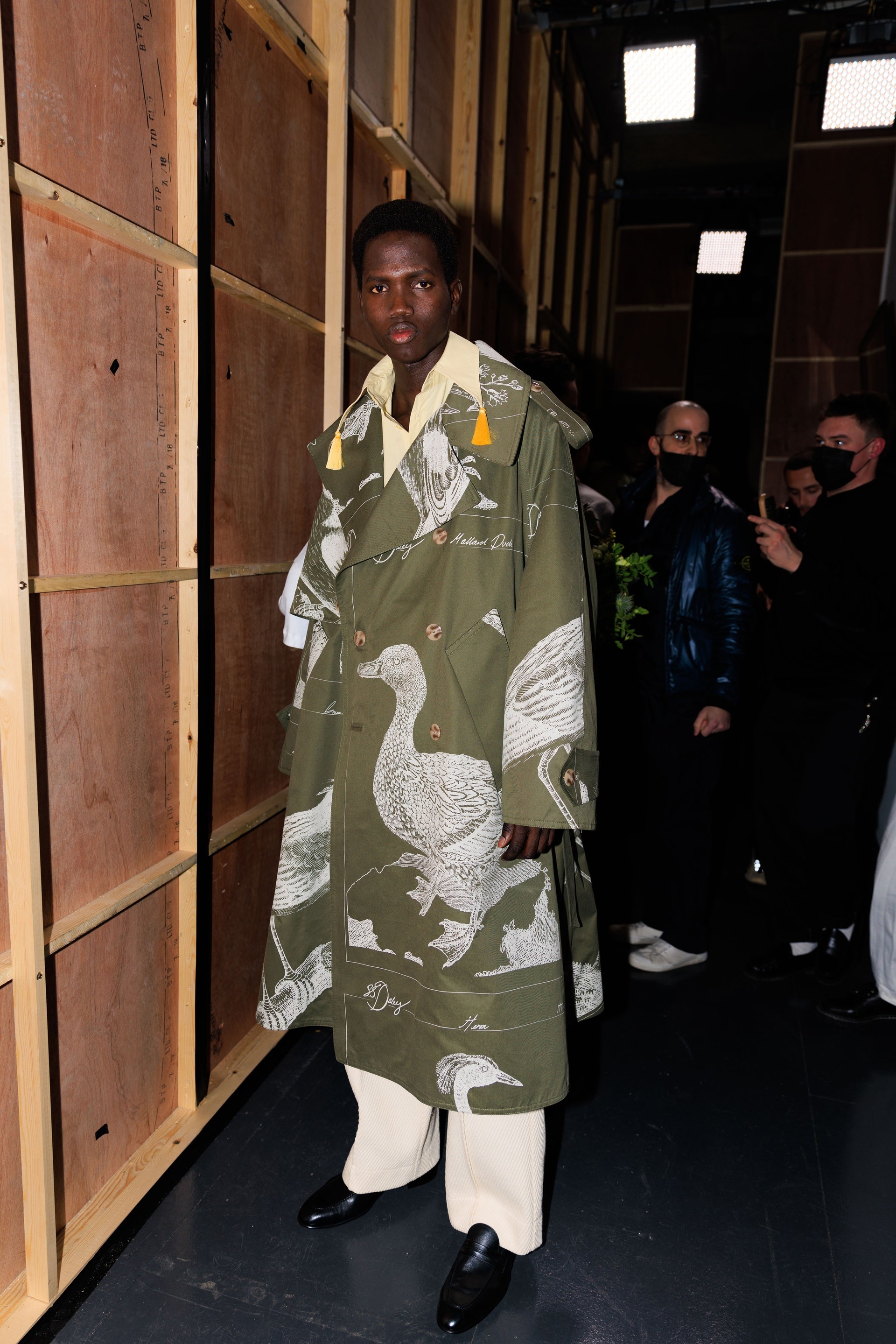 Canh hau truong show dien thoi trang anh 8