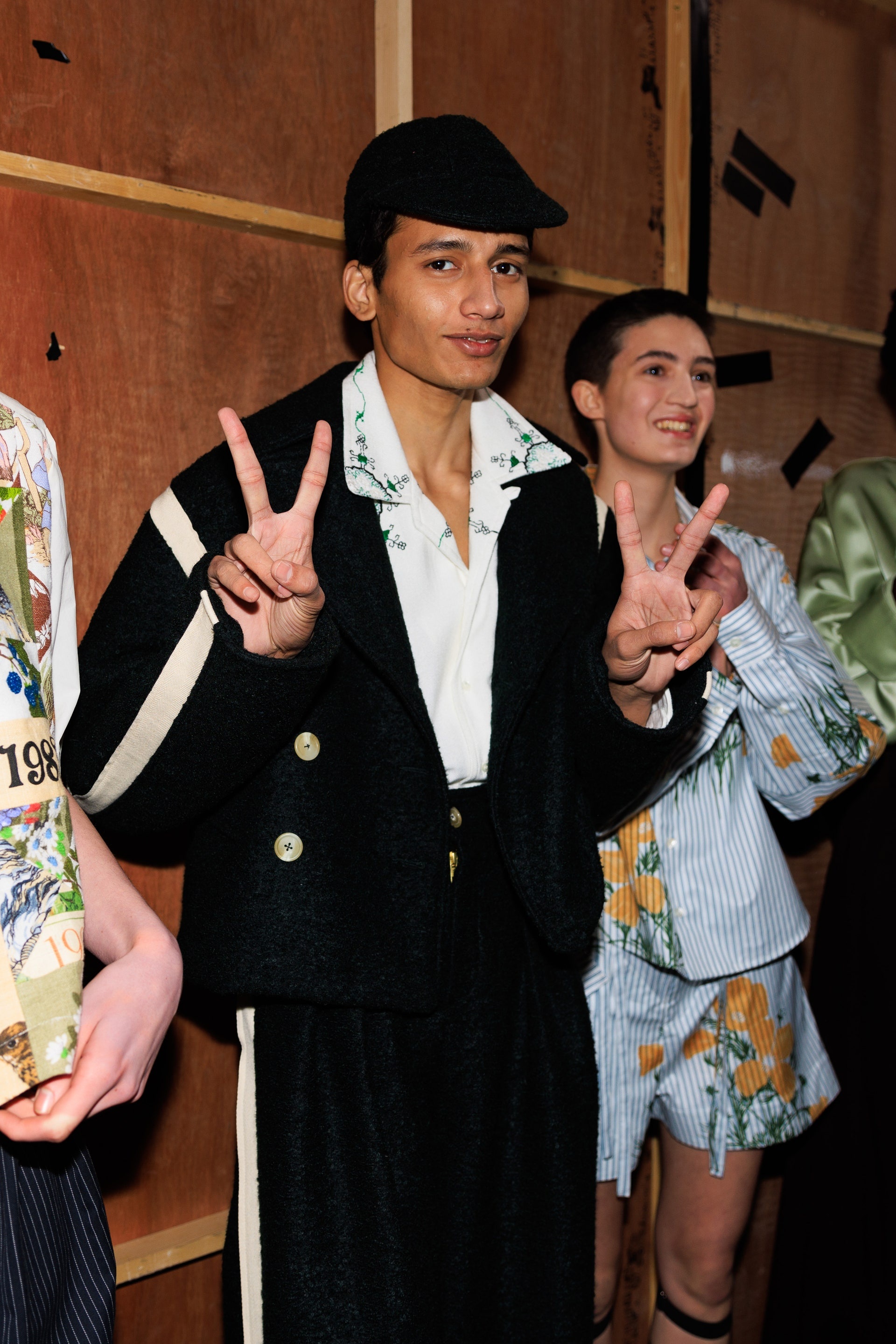 Canh hau truong show dien thoi trang anh 9