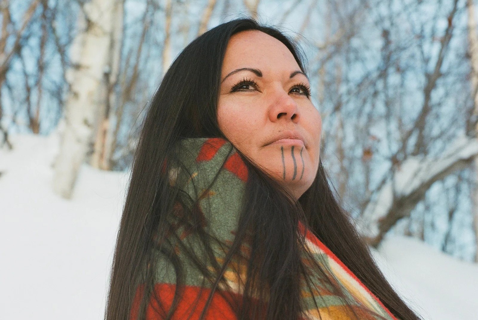 Nguoi phu nu khoi phuc hinh xam tren mat hinh anh